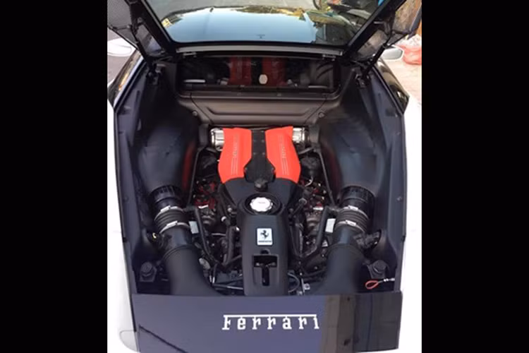 Ferrari 488 GTB của tay chơi Hà thành được trang trí thêm các chi tiết như cản va trước, vỏ gương, hốc gió bên hông hay hốc gió gần đèn hậu được bọc lại carbon... Đây cũng là chi tiết tạo nên sự khác biệt so với những chiếc 488 GTB khác. Đây là một trong số những siêu xe đang khá thịnh hành tại thị trường Việt Nam với khoảng 15 chiếc được đưa về nước. 