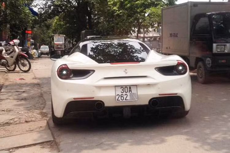 Cuối tuần vừa qua, một chiếc siêu xe Ferrari 488 GTB màu trắng xuất hiện trên các con phố Hà Nội với biển số 30A hoàn toàn mới. "Siêu ngựa" này đã nhận được không ít sự chú ý của người đi đường cũng như giới mê xe. Được biết, đây là chiếc 488 GTB từng thuộc quyền sở hữu của đại gia siêu xe Cường Đô la mới được sang tên cho chủ mới.