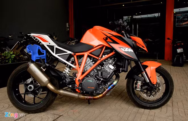 Nếu so với superbike RC8R, 1290 Super Duke R có động cơ mạnh hơn 7 mã lực. Mẫu xe môtô phân khối lớn này được nhập khẩu nguyên chiếc từ Áo nên mọi chi tiết đều được chế tạo bằng vật liệu chất lượng cao, đáp ứng tiêu chuẩn khắt khe của châu Âu.