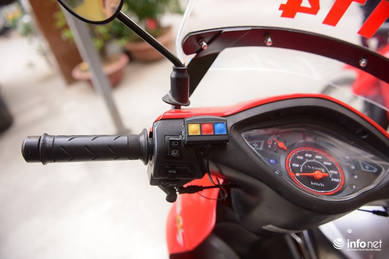 Chiếc xe máy chữa cháy này cũng có hệ thống còi ủ, còi báo động như một chiếc xe chữa cháy bình thường.