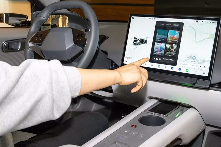 Một điểm nhấn đặc biệt khác là trợ lý ảo AI có tên GIeo được tích hợp sâu vào hệ thống điều khiển xe. Gleo có thể hiểu và phản hồi lệnh thoại tự nhiên, hỗ trợ người dùng trong các tác vụ như dẫn đường, giải trí hay kiểm soát điều hòa – tương tự các nền tảng trí tuệ nhân tạo như ChatGPT.