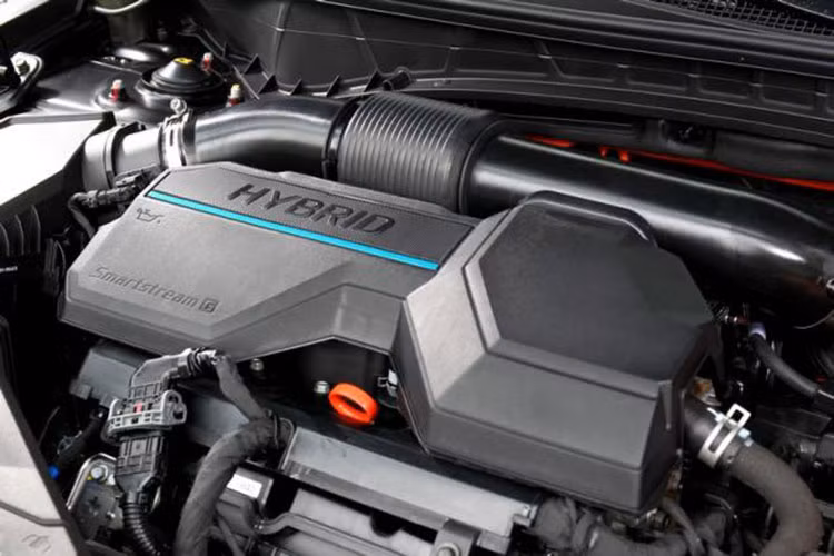 Với định hướng phát triển bền vững, Hyundai quyết định loại bỏ hoàn toàn phiên bản động cơ diesel trên Tucson NX5. Thay vào đó, hãng sẽ tập trung vào hai tùy chọn hệ truyền động xanh gồm hybrid và plug-in hybrid (PHEV). Trong đó, phiên bản PHEV được kỳ vọng có khả năng chạy hoàn toàn bằng điện tới 100km.