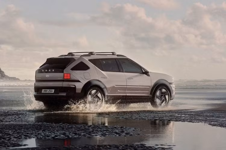 Không gian nội thất Tucson 2026 được kỳ vọng là bước nhảy vọt về công nghệ. Xe sẽ là mẫu đầu tiên của Hyundai được trang bị hệ điều hành riêng mang tên Pleos OS, với giao diện cảm ứng trực quan hiển thị trên màn hình rộng tỷ lệ 16:9. Hệ thống này mang lại trải nghiệm tương tự smartphone và cho phép người dùng tải thêm ứng dụng thông qua kho ứng dụng Pleos Playground