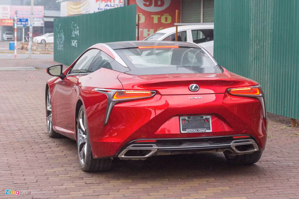 LC 500 là sản phẩm mới của thương hiệu Lexus, ra mắt tại triển lãm Detroit hồi đầu năm nay, cạnh tranh với dòng Mercedes-Benz S-Class Coupe.
