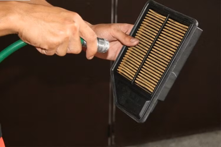 Bạn nên kiểm tra hệ thống lọc gió trung bình 1 năm/ lần hoặc sau khi xe đã lăn bánh 20.000 km. Tuy nhiên, nếu xe chạy ở những khu vực bụi bẩn nhiều, các chủ xe nên kiểm tra bộ phận này thường xuyên hơn để động cơ luôn có đủ không khí để đốt cháy nhiên liệu tốt nhất.