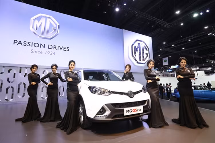 Là triển lãm về ôtô đầu tiên và cũng lớn nhất năm tại khu vực Đông Nam Á, Bangkok Motor Show 2017 không chỉ có hàng trăm mẫu xe mới các loại đến từ nhiều nước trên Thế giới được trưng bày mà đây còn là nơi quy tụ nhiều gương mặt người mẫu xinh đẹp, chân dài đứng xe về khoe sắc.