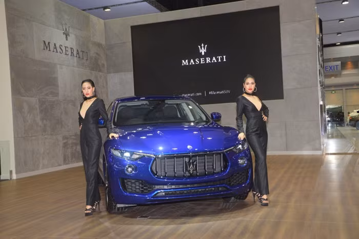 Cặp đôi người mẫu diện đầm đen khoét cổ V sâu bí ẩn rất hợp với những chiếc xe hơi hạng sang thể thao Anh Quốc - Maserati. Tại triển lãm ôtô lần này, hãng xe sang Maserati cũng mang đến hàng loạt những mẫu xe hạng sang mới của mình giới thiệu đến thị trường Đông Nam Á.