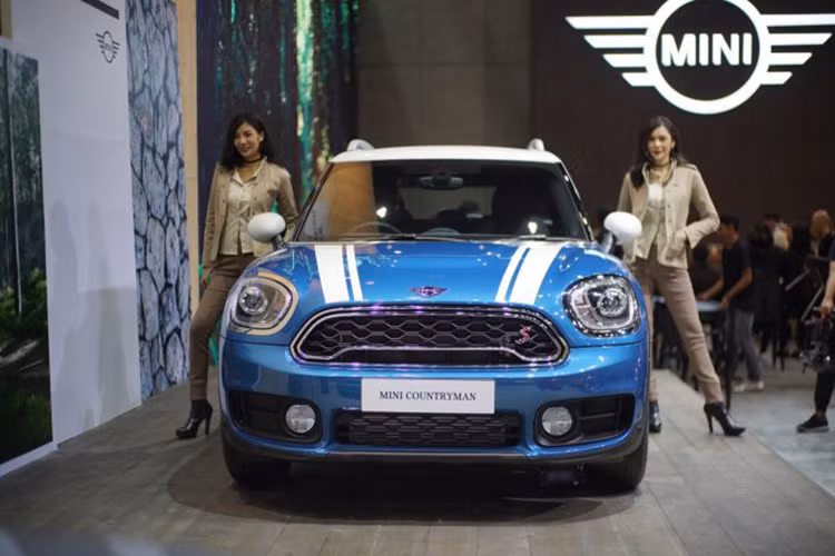 Dàn chân dài của Mini lại chọn trang phục khá cổ điển khi xuất hiện bên canh chiếc Countryman mới. Ngoài các phiên bản thường, tại triển lãm ôtô Bangkok 2017 còn có sự xuất hiện của một mẫu Mini Countryman sử dụng động cơ lai Hybrid hoàn toàn mới.
