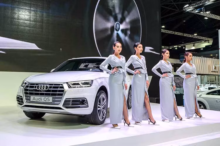 Dàn chân dài của hãng xe sang 4 vòng tròn Audi bên cạnh mẫu xe được mong chờ nhất của họ trong năm nay, chiếc crossover cỡ nhỏ Q5 2017. Đây là thế hệ Q5 thứ 2, có kích thước lớn hơn thế hệ trước, nhưng lại sở hữu trọng lượng nhẹ hơn và được cập nhật nhiều công nghệ mới.