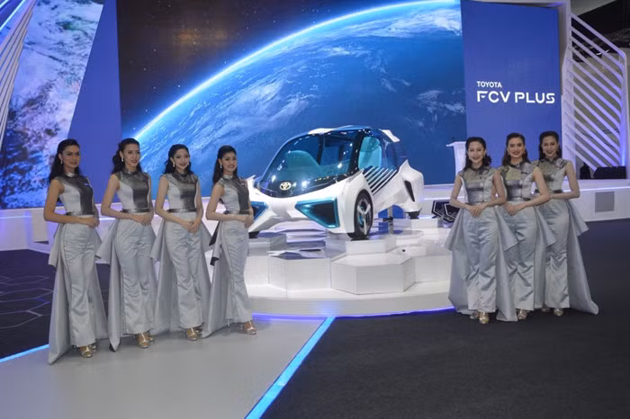 Dàn chân dài của thương hiệu xe hơi đình đám Nhật Bản, Toyota bên mẫu "xe xanh" FCV Plus. Từng xuất hiện lần đầu vào 2015, không những thân thiện với môi trường - mẫu concept chạy điện của Toyota mang tên FCV Plus còn có thể sử dụng là nguồn cấp điện cung cấp cho các thiết bị dân dụng trong gia đình khi cần thiết.