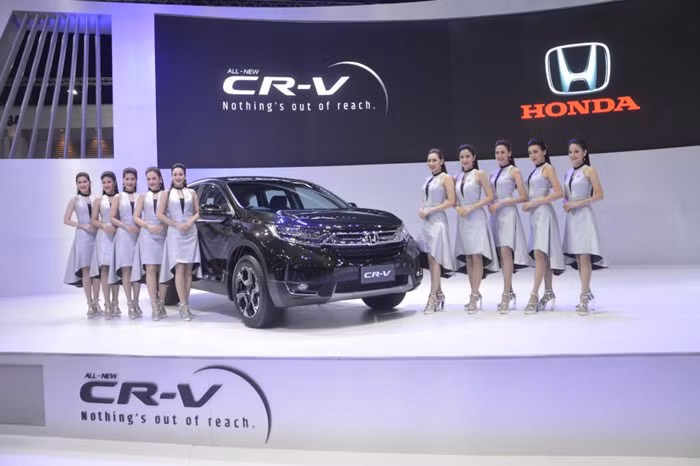 Tại triển lãm năm nay, hãng xe Honda Nhật Bản đã chọn phong cách váy dài thiết kế lịch sự và nhã nhặn cho những người mẫu đứng bên những chiếc xe hơi. Bên cạnh đó, tại triển lãm năm nay, Honda tại Thái Lan cũng đã tổ chức lễ ra mắt chiếc Crossover SUV được trông đợi nhất là CR-V 2017 với thiết kế 7 chỗ ngồi.