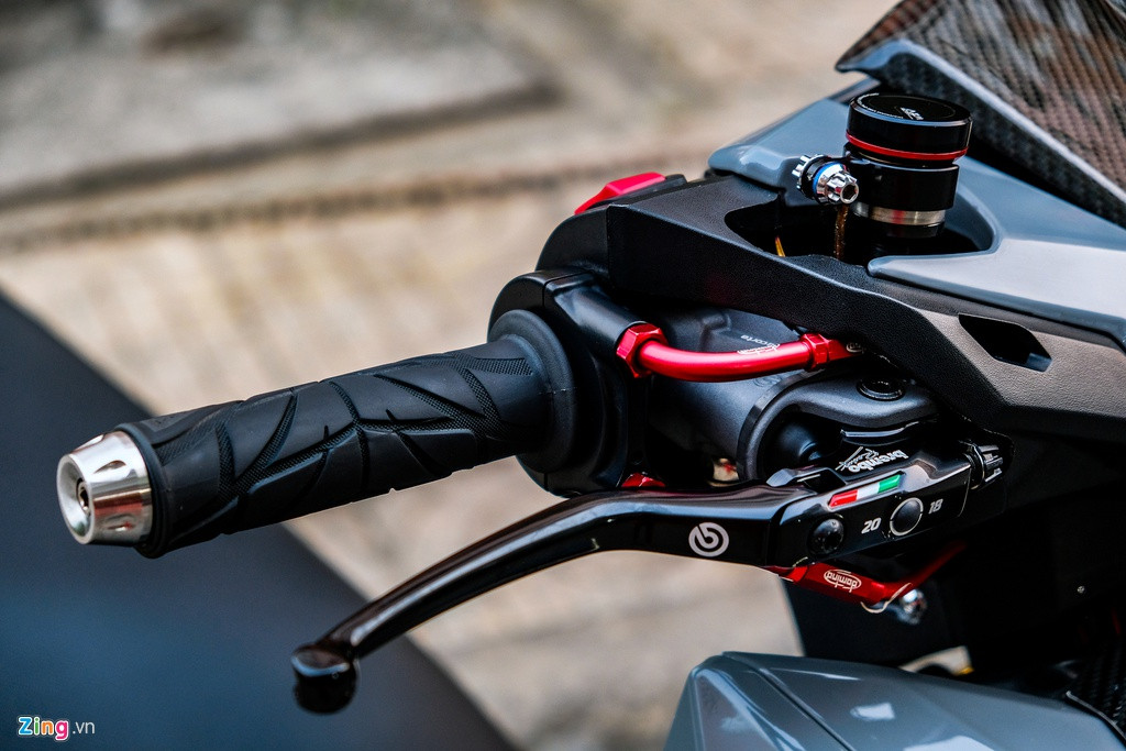 Tương tự nhiều bản độ đắt tiền, chiếc Vario của biker TP.HCM sử dụng tay phanh trước Brembo Corsacota 19, tay phanh sau Kohken và cùm ga Domino XM2.
