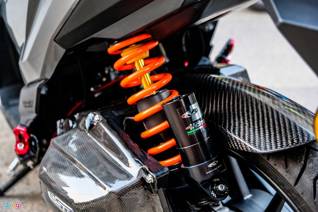 Trong khi đa số bản độ đắt giá tại Việt Nam được trang bị giảm xóc sau của Ohlins hoặc Nitron thì chiếc Vario này sử dụng thương hiệu Matris. Dù không được biết đến rộng rãi như Nitron và Ohlins, Matris vẫn là thương hiệu hàng đầu. Loại giảm xóc bình dầu rời trên bản độ này có giá trị hơn 20 triệu đồng.
