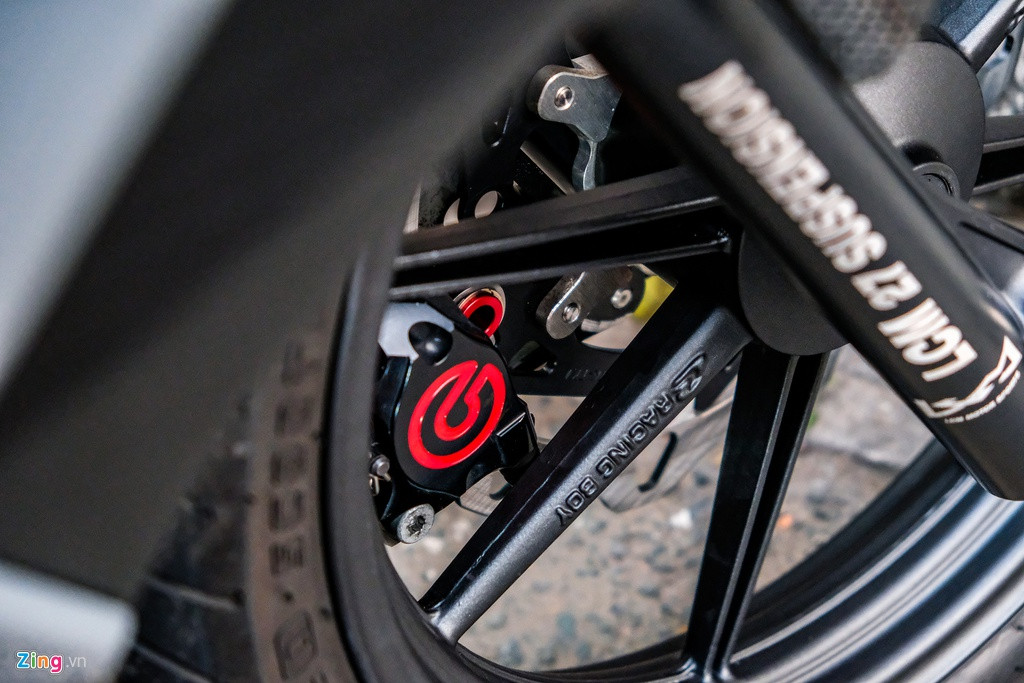 Cặp mâm của xe cũng được thay bằng cặp mâm 8 chấu màu đen của Racing Boy.