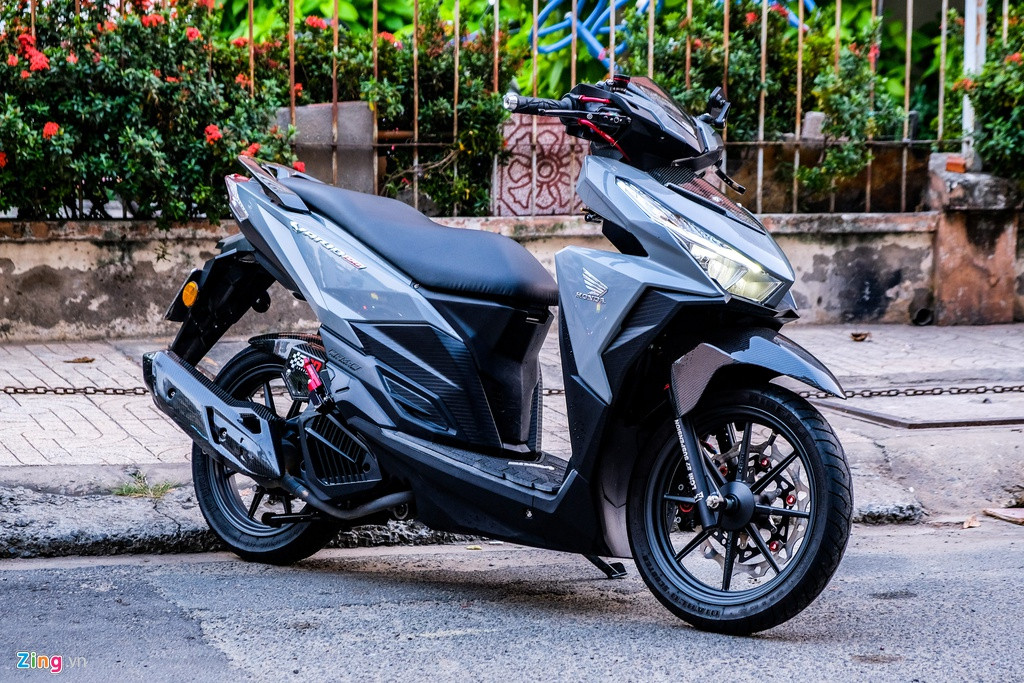 Thế hệ mới nhất của mẫu xe ga Honda Vario ra mắt vào tháng 4/2018 với thiết kế thể thao cùng nhiều nâng cấp đáng giá. Tuy nhiên, mẫu Vario thế hệ cũ vẫn chiếm nhiều cảm tình của khách hàng Việt nhờ kiểu dáng góc cạnh nam tính đặc trưng.