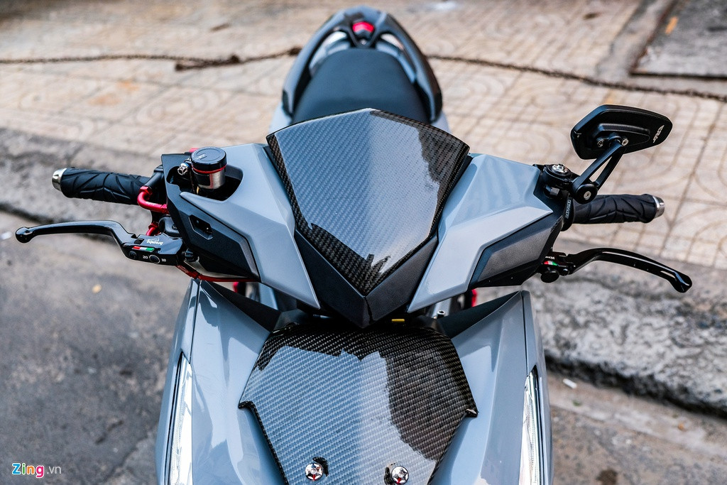 Ngoài ra, xe được phủ carbon ở một số chi tiết như ốp đầu, ốp mặt nạ trước, ốp ống xả, cản sau, chắn bùn trước/sau...