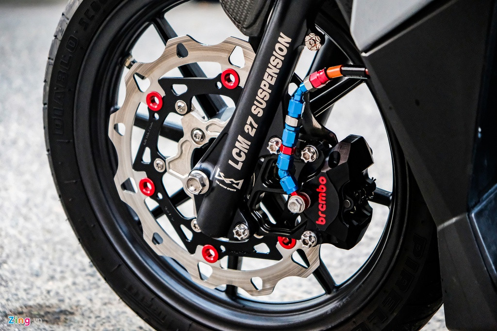 Hệ thống phanh cũng được nâng cấp với kẹp phanh Brembo Billet, đĩa phanh Braketech Axis Cobra MX. Giảm xóc trước nguyên bản cũng được thay bằng thương hiệu LCM.