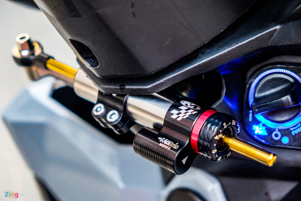 Bên cạnh đó, xe còn được trang bị công tắc Daytona, bình dầu AEM, kính hậu CRG và bao tay Spider.