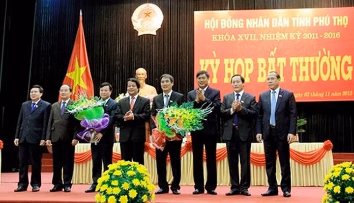 HĐND tỉnh Phú Thọ đã tiến hành bỏ phiếu bầu đồng chí Bùi Minh Châu, Ủy viên Trung ương Đảng, Bí thư Tỉnh ủy, Trưởng đoàn Đại biểu Quốc hội tỉnh Phú Thọ giữ chức vụ Chủ tịch HĐND tỉnh với số phiếu tín nhiệm đạt 100%. Trong ảnh: Lãnh đạo Tỉnh ủy Phú Thọ chúc mừng các ông: Bùi Minh Châu, Bùi Văn Quang được bầu giữ chức Chủ tịch UBND, Phó Chủ tịch UBND tỉnh. (Ảnh: Báo Phú Thọ) 