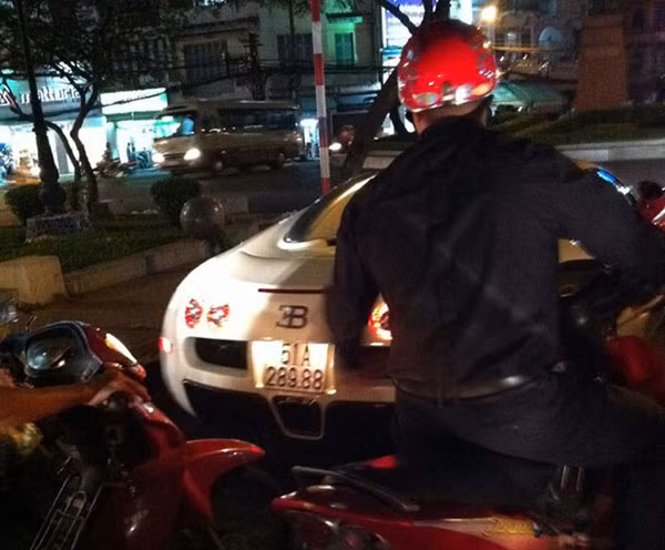 Nhưng cũng đủ để thấy biển số 51A 289.88 của siêu xe nhanh nhất, duy nhất tại Việt Nam.