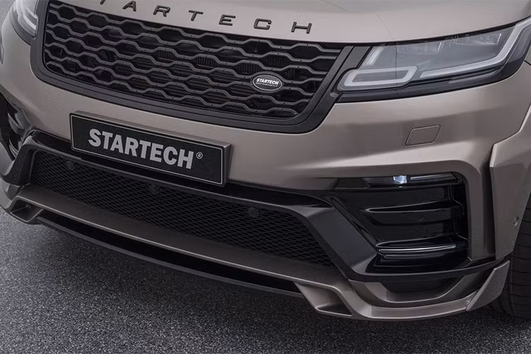 Ở phần đầu xe, nhóm sản xuất đã bổ sung tới 16 chi tiết giúp phần đầu Range Rover Velar Startech trông lớn hơn hẳn so với nguyên bản, khiến kích thước chiều ngang của mẫu SUV này tăng lên tới 60 mm.