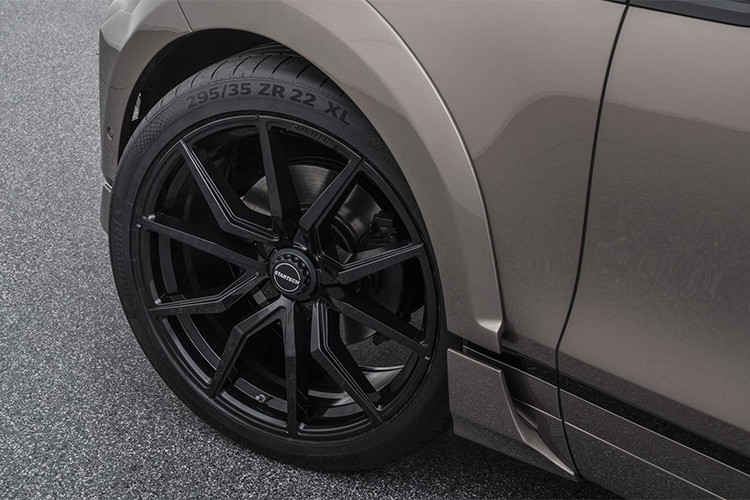 Bên hông xe, hãng độ Đức cũng đã thiết kế riêng một bộ mâm khủng, 5 chấu kép, kích thước lên tới 22 inch, sơn màu đen và gọi tên riêng là Startech Monostar M wheels. Nhìn cận cảnh, những đỉnh của 5 cánh kép được kéo dài ra tới tận mép ngoài cùng của la-zăng, nhờ đó tạo nên ảo giác, kích thước mâm xe lớn hơn kích thước thực.