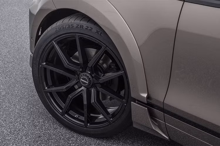 Bên hông xe, hãng độ Đức cũng đã thiết kế riêng một bộ mâm khủng, 5 chấu kép, kích thước lên tới 22 inch, sơn màu đen và gọi tên riêng là Startech Monostar M wheels. Nhìn cận cảnh, những đỉnh của 5 cánh kép được kéo dài ra tới tận mép ngoài cùng của la-zăng, nhờ đó tạo nên ảo giác, kích thước mâm xe lớn hơn kích thước thực.