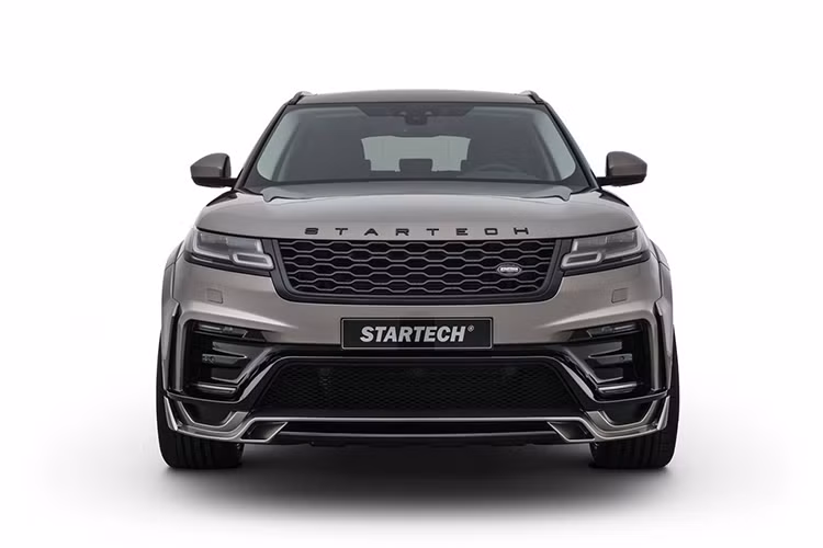 Phần đầu Range Rover Velar được Startech trang bị một bộ cản trước mới với cánh khuếch tán tích hợp, hốc hút gió lớn hơn so với nguyên bản.