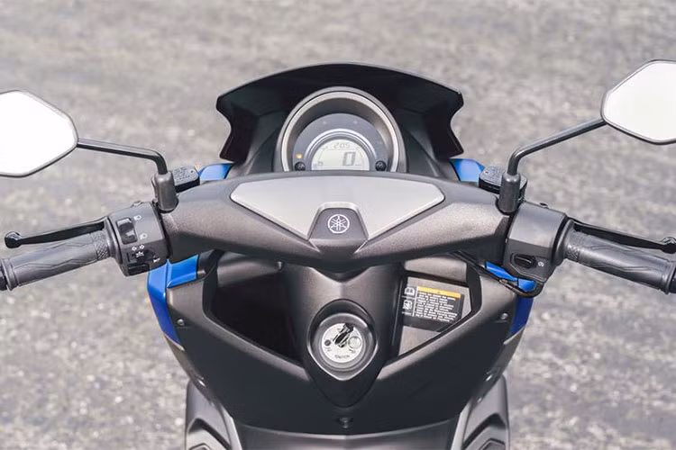 Không thay đổi kiểu dáng, tuy nhiên NMAX 155 đã được nâng cấp về mặt trang bị. Đầu tiên, chiếc xe đã được trang bị cụm đồng hồ điện tử mới với màn hình LCD đơn sắc nền xanh chữ trắng, giúp người lái dễ đọc các thông số hơn khi chạy dưới ánh nắng mạnh, các nút bấm vẫn giữ nguyên.