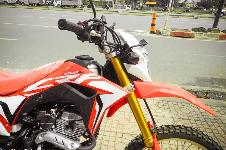 Ngoài thiết kế ngoại hình mới góc cạnh cùng bộ tem đấu phong cach thể thao, chi tiết mới dễ nhận biết nhất là thiết kế đầu xe kiểu mới. Bên cạnh đó, Honda còn nâng cấp hàng loạt cải tiến mới trên CRF150L 2018