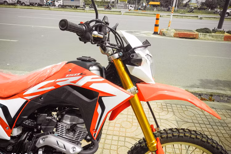 Ngoài thiết kế ngoại hình mới góc cạnh cùng bộ tem đấu phong cach thể thao, chi tiết mới dễ nhận biết nhất là thiết kế đầu xe kiểu mới. Bên cạnh đó, Honda còn nâng cấp hàng loạt cải tiến mới trên CRF150L 2018