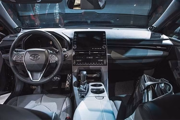 Nội thất bên trong của Toyota Avalon 2019 rộng hơn so với thế hệ hiện tại. Các chi tiết đều sử dụng gỗ và nhôm của dòng xe sang trong khi ghế ngồi và nhiều chi tiết lót trần, ốp cửa được làm từ da tổng hợp, da lộn và da bò chính hiệu. Màn hình hiển thị màu head-up là trang bị tiêu chuẩn đi kèm với bộ sạc thiết bị không dây và 5 cổng kết nối USB... 
