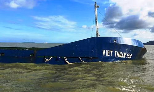 Vợ con anh Linh bị hút xuống dưới lòng sông khi tàu chìm (ảnh minh họa).