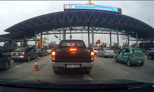 Hình thức thu phí tự động không dừng được kỳ vọng đem lại sự minh bạch trong thu phí và giảm ùn tắc tại các trạm thu giá dịch vụ đường bộ BOT- Ảnh chụp tại trạm BOT Pháp Vân - Cầu Giẽ.