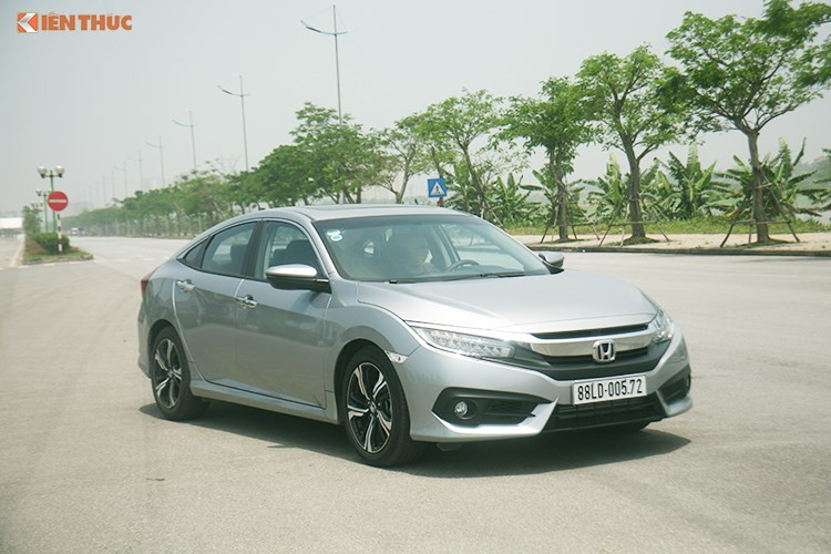 Giá bán dự kiến mà các đại lý xe ôtô Honda thông báo cho biết chỉ từ khoảng 750 triệu đồng cho phiên bản 1.8 AT. Phiên bản này sẽ cạnh tranh trực tiếp với Toyota Corolla Altis 1.8G có mức giá tương đương. Các phiên bản Honda Civic 2018 sẽ chính thức được Honda Việt Nam chính thức công bố vào ngày 5/3/2018 sắp tới.