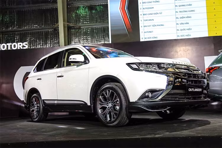 Ngoài ra, một vài nâng cấp khác ở phiên bản thấp cấp 2.0 CVT như lazang 2 tông màu được nâng lên 18 inch, gương tích hợp gập, chỉnh điện và chức năng sưởi. Bên cạnh đó là các hệ thống an toàn như cân bằng điện tử, hỗ trợ phanh khẩn cấp, khởi hành ngang dốc, DVD - Navi dẫn đường và hệ thống camera lùi.