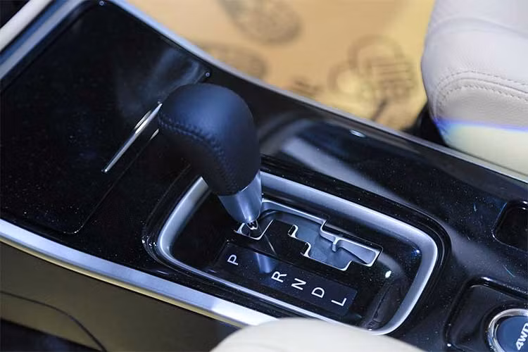 Như vậy, với động thái trang bị thêm nhiều tính năng cho bản 2.0 CVT cùng mức giá bán hấp dẫn, trong khi hai phiên bản Premium cao hơn lại giảm giá bán rất ít có thể thấy Mitsubishi Việt Nam đang muốn nhắm tới những khách hàng bình dân hơn và biến Outlander 2.0 CVT thành "quân bài chiến lược" của mình trong năm 2018.