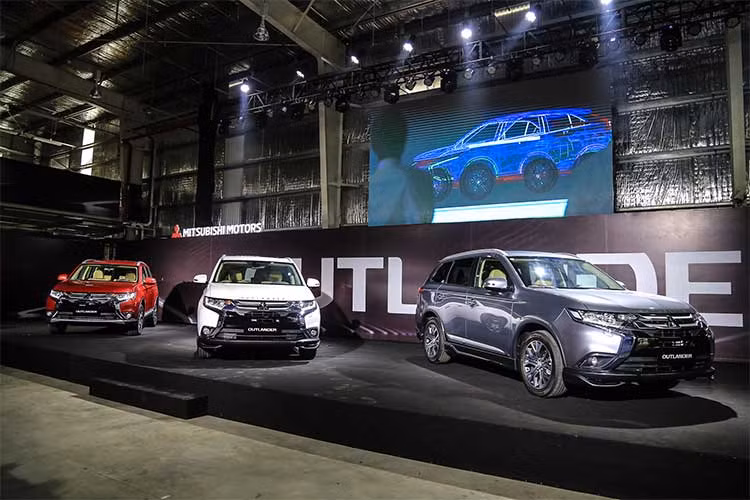 Tại thị trường ôtô Việt, Mitsubishi Outlander CKD sẽ cạnh tranh với Chevrolet Captiva (duy nhất bản 2.4L có giá bán 835 triệu đồng), Honda CR-V (giá bán từ 1,126 tỷ đồng), Hyundai SantaFe (giá bán từ 898 triệu đồng, bao gồm cả bản máy dầu diesel), Mazda CX-5 (giá bán từ 879 triệu đồng) và Nissan X-Trail (giá bán từ 852 triệu đồng).