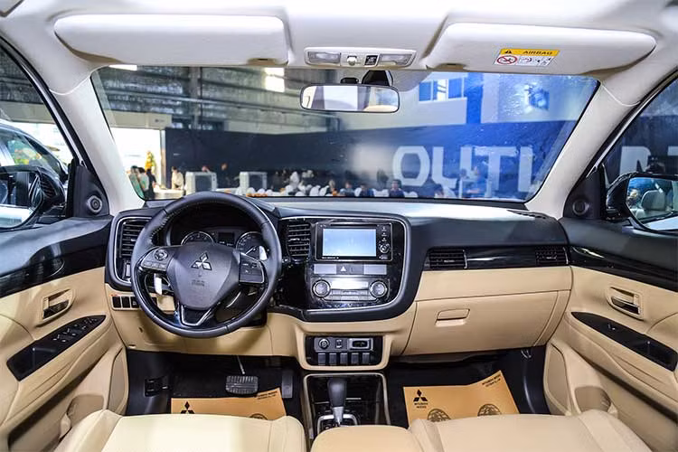 Bên trong nội thất của mẫu xe Mitsubishi Outlander mới tại Việt Nam có trang bị tiêu chuẩn với điều hòa tự động hai vùng độc lập, tay lái bọc da tích hợp điều khiển đa phương tiện, hệ thống khởi động bằng nút bấm, hệ thống điều khiển hành trình, hệ thống dẫn đường trên màn hình...