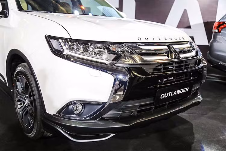 Trong năm 2017, Outlander chỉ bán được 993 chiếc tại Việt Nam; trong khi đó, mẫu xe chủ lực của thương hiệu Mitsubishi lại là mẫu bán tải Triton, với doanh số khoảng 2.200 xe, và đây cũng là một mẫu xe nhập khẩu nguyên chiếc (từ Thái Lan) chứ không phải lắp ráp trong nước.