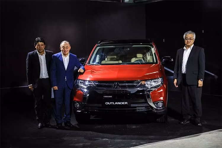 Mẫu xe Mitsubishi Outlander 2018 phiên bản lắp ráp (CKD) đã chính thức ra mắt thị trường tại thị trường Việt Nam, đây được xem là động thái nhằm giảm giá bán mẫu xe này so với phiên bản nhập khẩu trước đó. Bên cạnh đó, việc lắp ráp tại Việt Nam cũng khiến Mitsubishi Motor Việt Nam kỳ vọng nhiều hơn về mặt doanh số vốn ế ẩm trong thời gian qua.