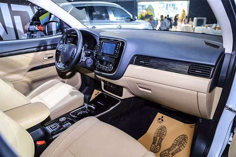 Mitsubishi Việt Nam cho biết mẫu Outlander lắp ráp trong nước cũng vẫn sẽ có ba phiên bản, đi kèm hộp số tự động vô cấp CVT (Invecs III): hai phiên bản dùng động cơ 2.0L (143,5 mã lực/196 Nm) dẫn động cầu trước và phiên bản cao cấp nhất dùng động cơ 2.4L (165 mã lực/222 Nm) với hệ thống dẫn động bốn bánh toàn thời gian.