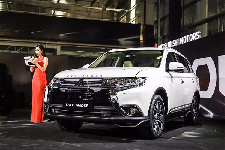 Theo đại diện Mitsubishi Việt Nam cho biết tại buổi ra mắt, hiện mẫu Outlander CKD được lắp ráp với tất cả các linh kiện được nhập khẩu; tuy nhiên, tới đây các phụ tùng như lốp và ắc-quy sẽ được lấy từ các nhà cung cấp trong nước, như vậy mức giá cũng như linh kiện thay thế sẽ "mềm" hơn so với xe nhập trước đây.