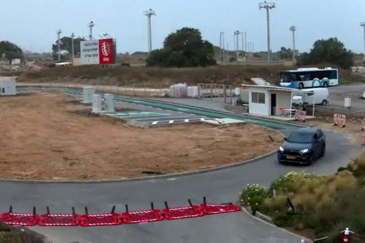 Chiếc SUV hoàn toàn không được dừng lại sạc pin hay tiếp thêm nhiên liệu, năng lượng cung cấp cho Toyota RAV4 PHEV là hệ thống sạc không dây trên mặt đường với tổng cộng 241,69 kWh điện.