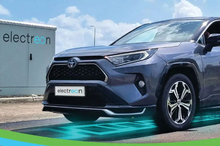 Electreon là công ty khởi nghiệp có trụ sở tại Israel, hiện đang nghiên cứu và phát triển công nghệ cho phép xe điện có thể sạc ngay khi đang di chuyển. Theo đó, Electreon đã lựa chọn chiếc Toyota RAV4 phiên bản plug-in hybrid (PHEV) làm mẫu xe thử nghiệm.