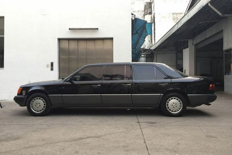 Hiện chưa rõ đại gia Đặng Lê Nguyên Vũ đã bỏ ra bao nhiêu tiền để tậu về garage chiếc xe sang siêu độc và siêu hiếm tại Việt Nam là Mercedes-Benz 280E Limousine bản 6 cửa với 7 chỗ ngồi.