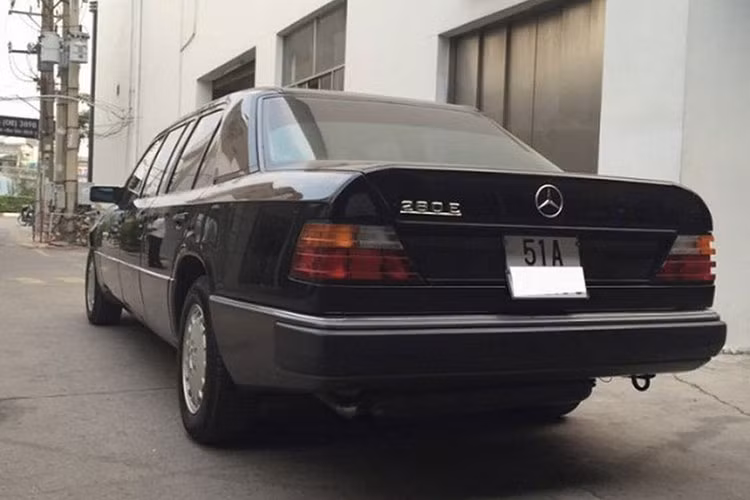 Chỉ biết rằng, mẫu xe Mercedes-Benz 280E của Đặng Lê Nguyên Vũ này từng phục vụ cho công việc ngoại giao và gần nhất được rao bán là 6 năm trước với giá chỉ 750 triệu đồng, quá rẻ so với các con số chục tỷ đồng mà "ông vua cà phê Việt" mua sắm cho mỗi siêu xe.