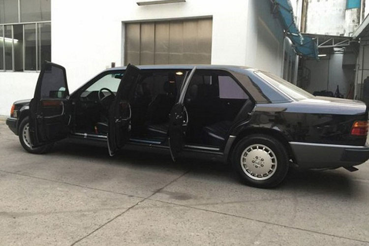 Chiếc xe Mercedes-Benz 280E Limousine của Qua Vũ có thiết kế rất hầm hố khi sở hữu đến 6 cửa ra vào, điều mà các mẫu xe siêu sang cao cấp Mercedes-Maybach S-Class Pullman đã bị loại bỏ, nhờ vậy mà 280E Limousine có chất riêng của mình. 