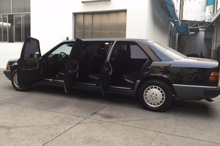 Chiếc xe Mercedes-Benz 280E Limousine của Qua Vũ có thiết kế rất hầm hố khi sở hữu đến 6 cửa ra vào, điều mà các mẫu xe siêu sang cao cấp Mercedes-Maybach S-Class Pullman đã bị loại bỏ, nhờ vậy mà 280E Limousine có chất riêng của mình. 