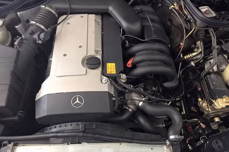 Chiếc xe Mercedes-Benz 280E Limousine này thuộc thế hệ W124. Dòng xe W124 của Mercedes-Benz được ra đời vào tháng 11/1984, W124 còn là một dòng đa dạng nhất trong lịch sử của thương hiệu Mercedes-Benz.